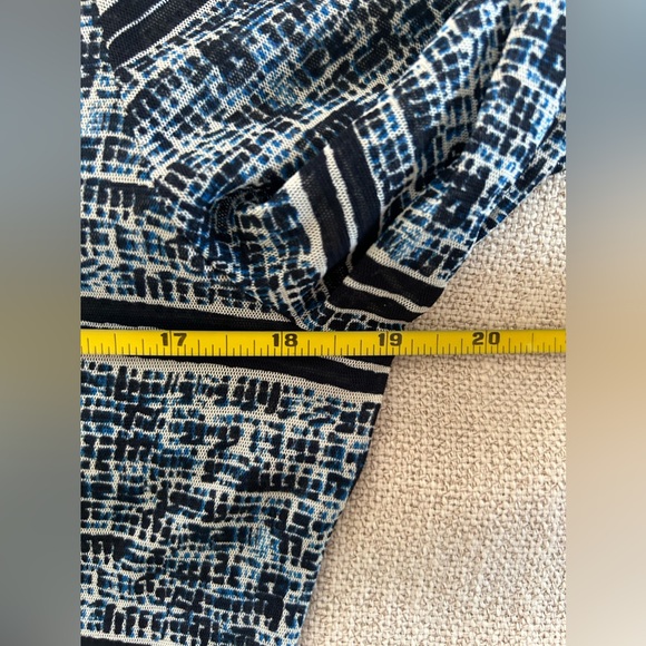 The Limited Navy Blue Patterned 3/4 Sleeve Top Blouse. Size Medium - Picture 8 of 11